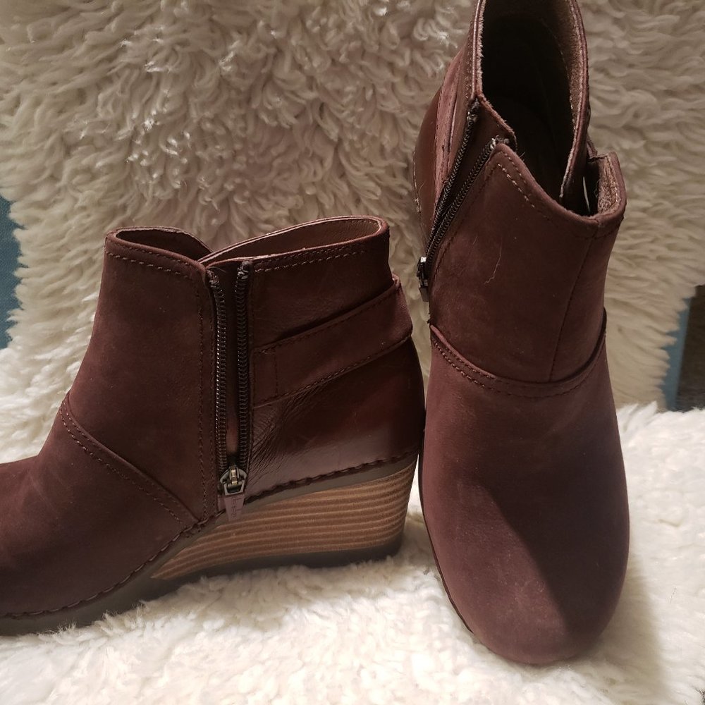 Dansko Women's Shirley -- Suede
